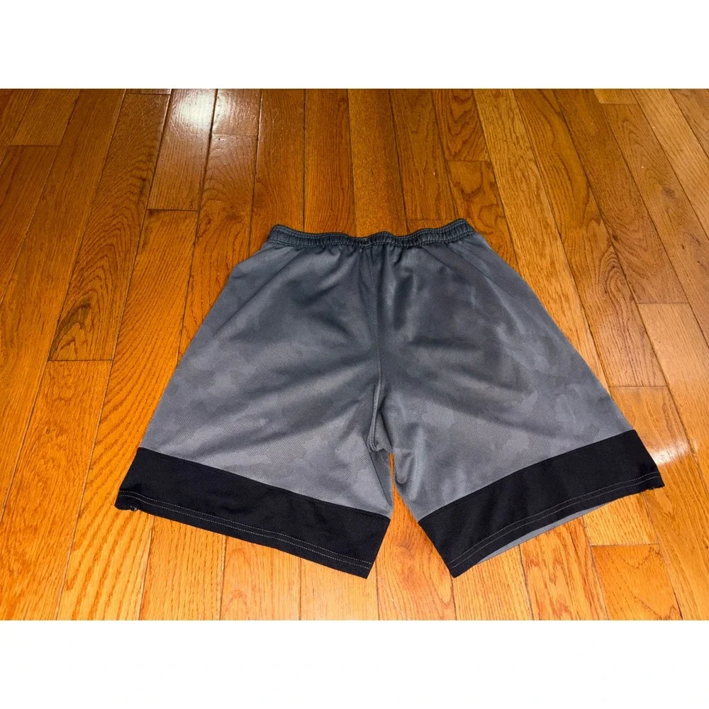 Under Armour Mens Grey Camo Athletic Shorts Loose Fit Size Medium 9 Inseam